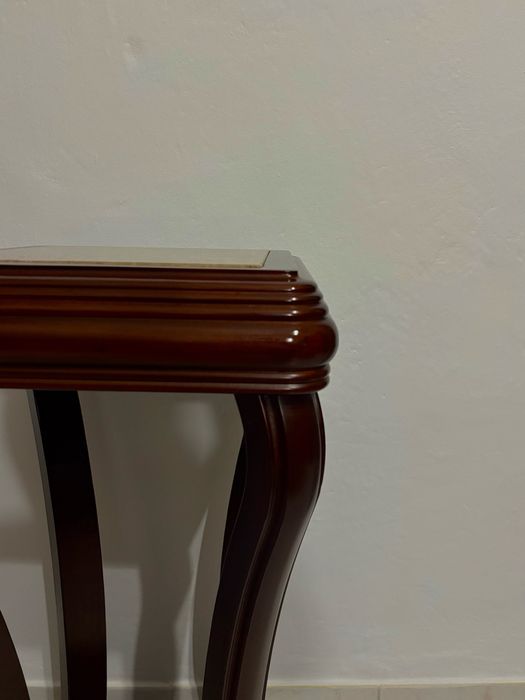 Mesa de apoio com tampo em mármore