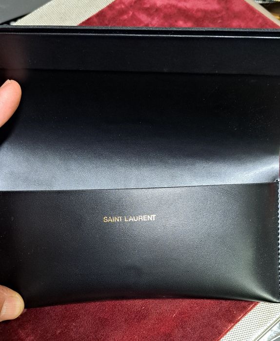 Estojo para óculos Saint laurent.
