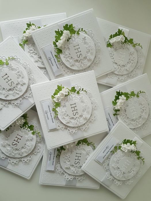 delikatne białe zaproszenia komunijne z kopertą