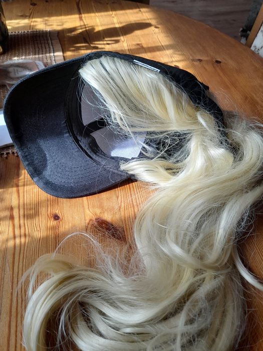 Czapka  z włosami blond