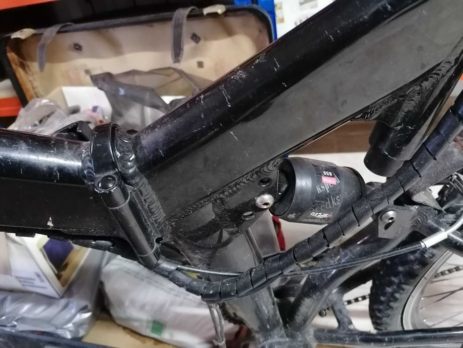 Bicicleta eléctrica antiga e sem carregar a bateria