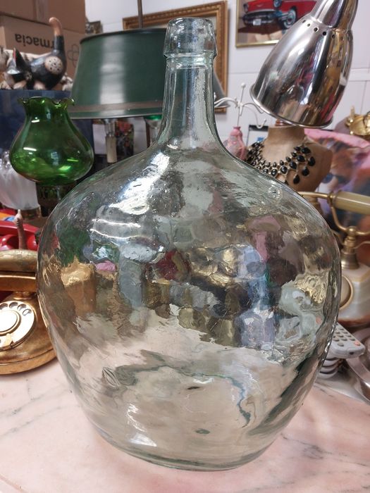 Garrafão de vidro antigo, frequentemente referido como "Dame Jeanne"