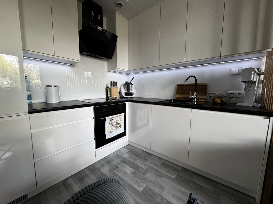 Szklo na wymiar (grafika, lakier). Panele szklane do kuchni.