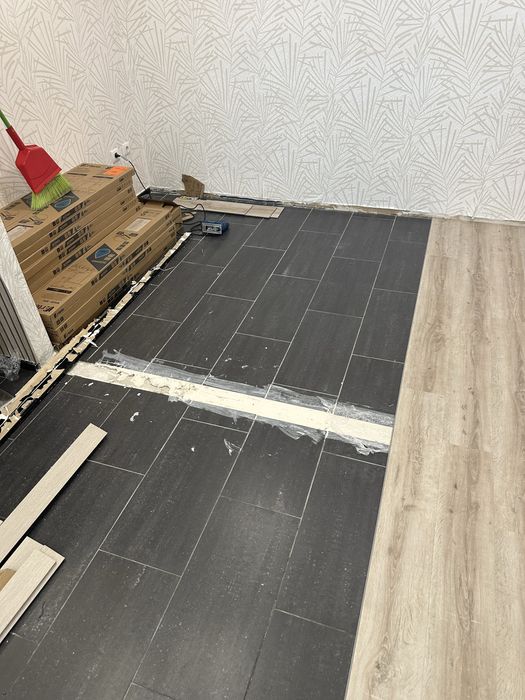 Montaje de paviento rodapie autoanivelante