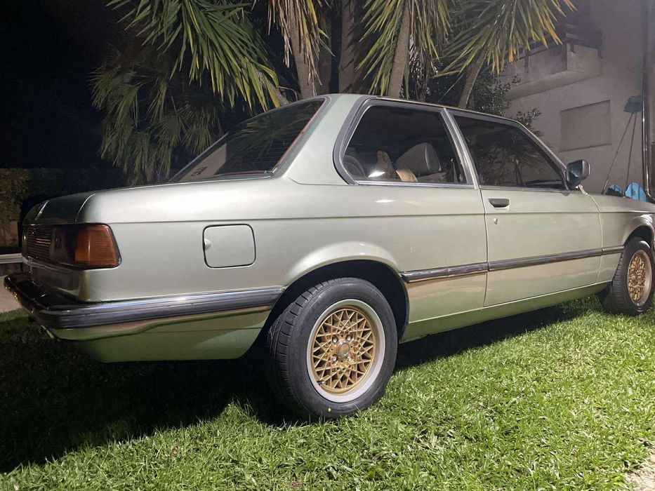 BMW classico em perfeito estado
