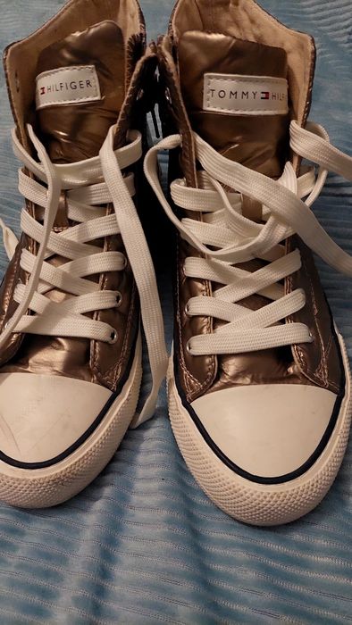 Tenis dourados To.my hilfiger