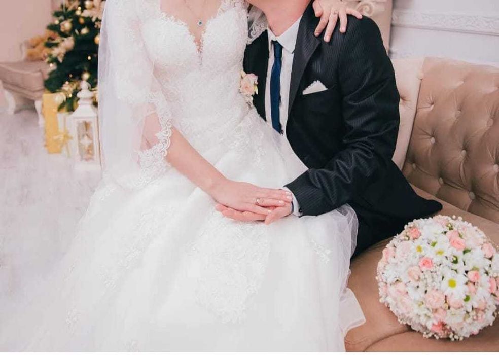 Весільне плаття пошите на заказ кольору айворі.