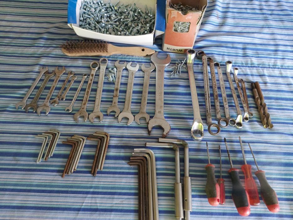 Parafusos de rosca para ferro e várias chaves de bocas e lunetas e cha