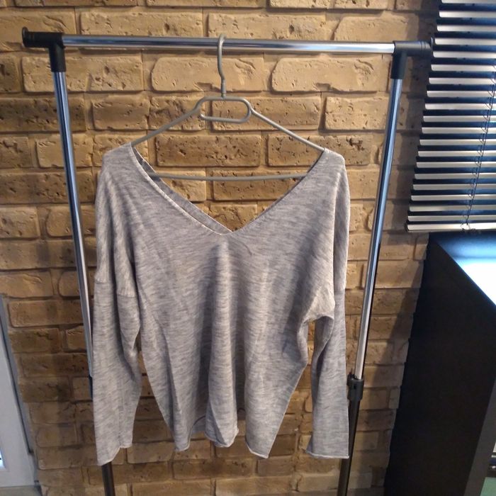 Sweter głęboki dekold