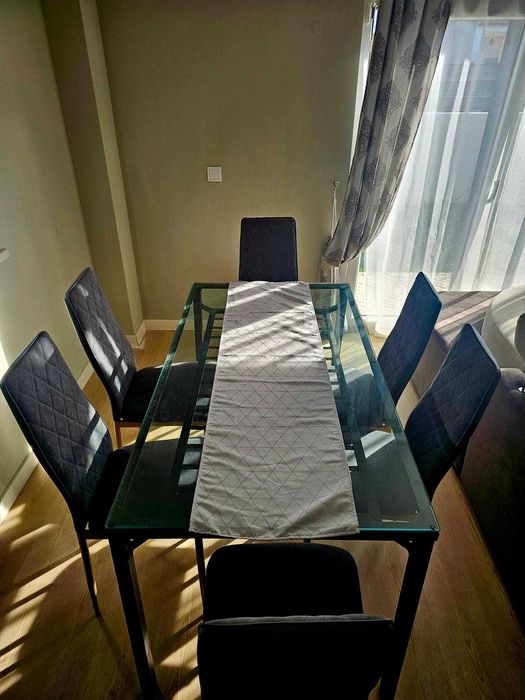 Mesa de jantar com tampo em vidro disponível em Glória do Ribatejo