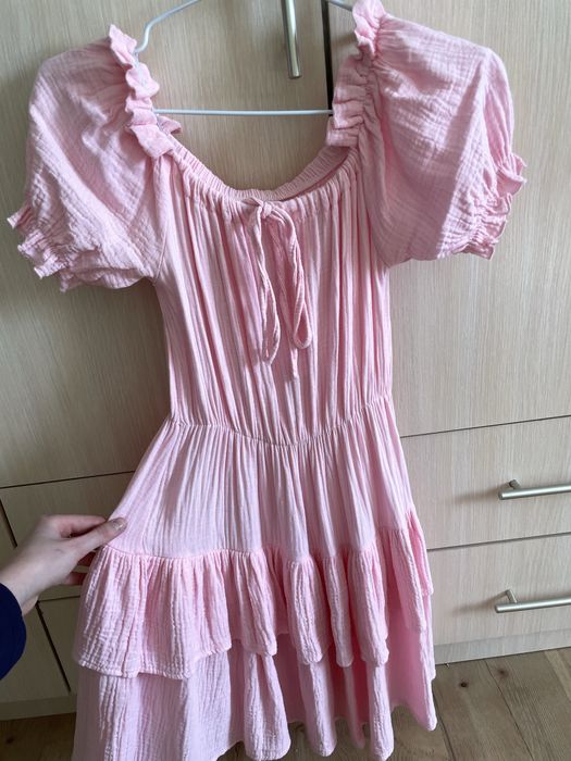 рожева сукня з мусліну з рюшами та короткими рукавами