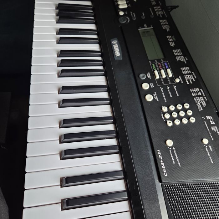 Keyboard Yamaha EZ-220