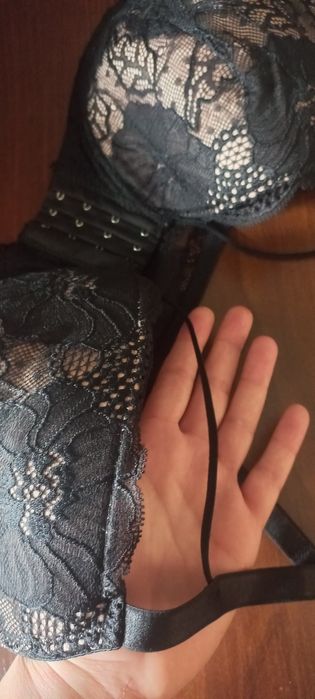 NOWY biustonosz 110E – czarna koronka na beżu, model Plus Size
