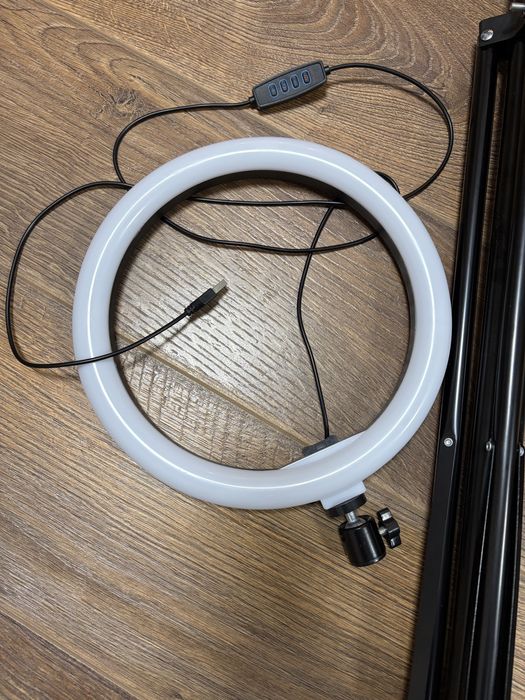 Кільцева лампа зі штативом