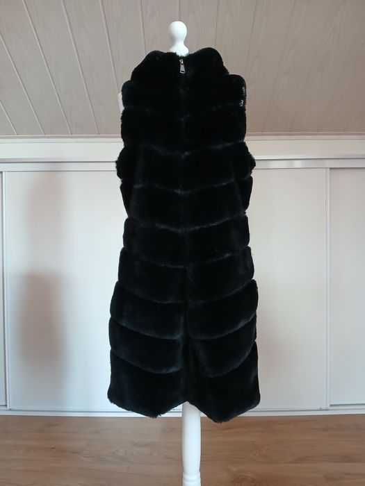 Czarna długa futro kamizelka z kapturem zapinana na zamek