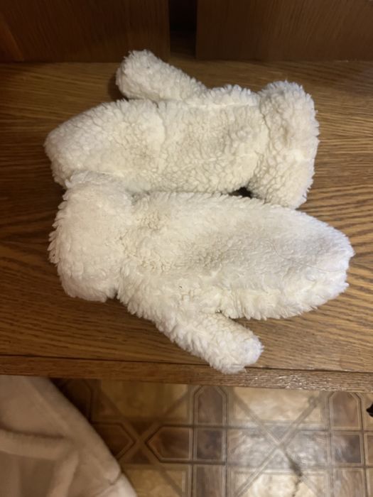Белая шуба- барашек с варежками