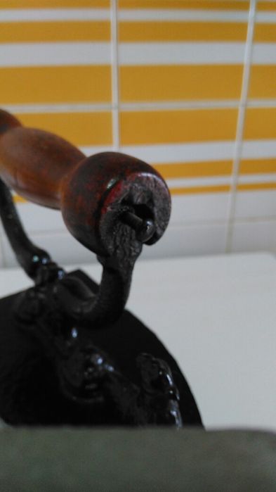 Ferro de engomar antigo