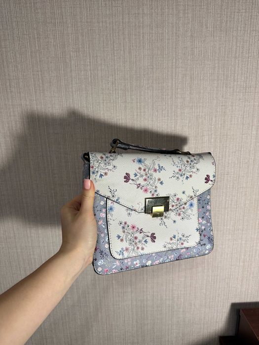 Сумка з квіточками бренду Parfois