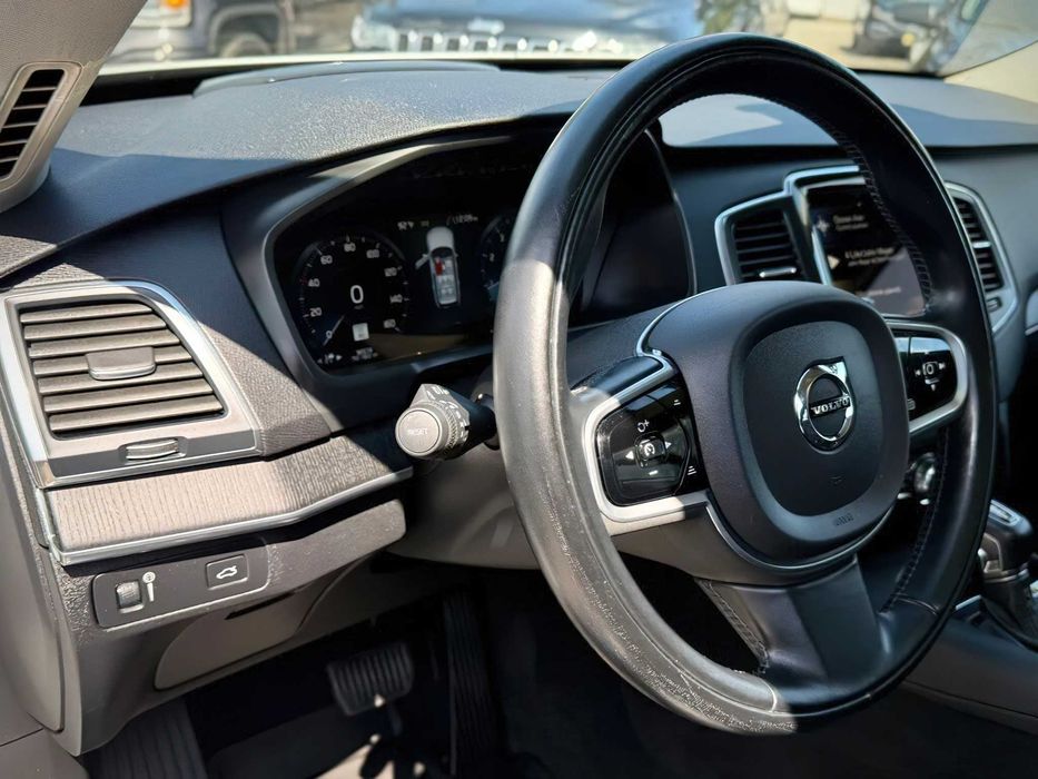 Volvo XC90      2020