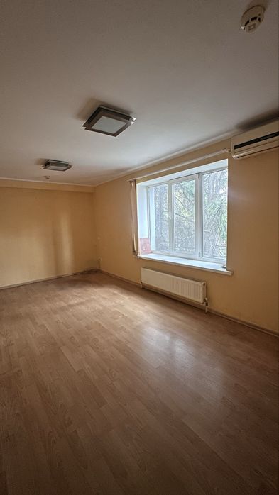 Продаж адміністративного приміщення 215 кв м