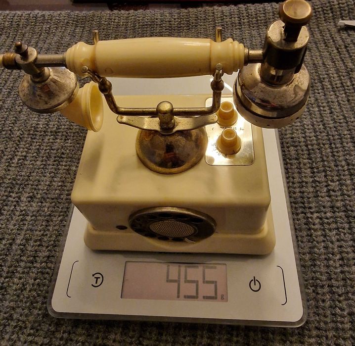 Isqueiro a gasolina e rádio em formato de telefone