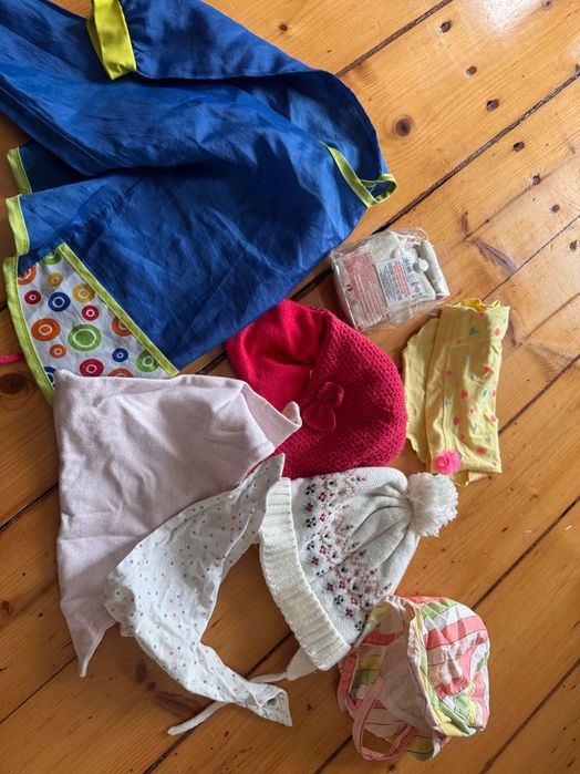 Czapeczki, fartuszek, rajstopki