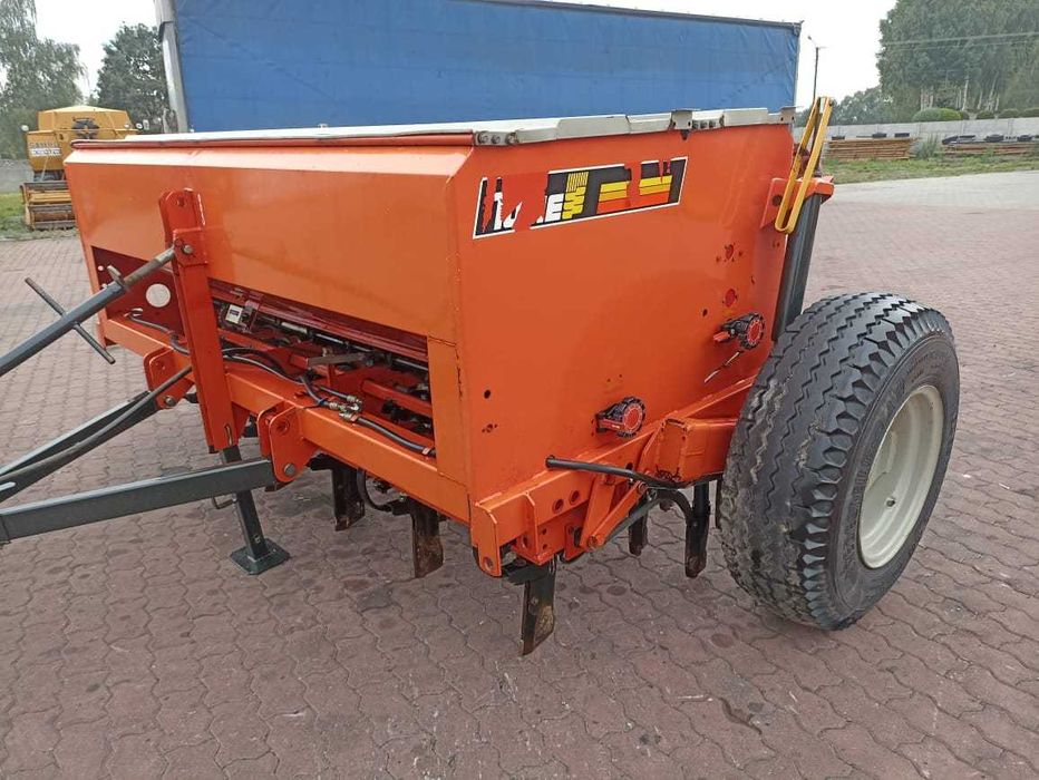 Siewnik zɓozowy z podsiewaczem nawozu. Dwu komorowy.2.5.m