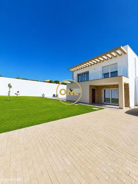 Moradia T4 c/garagem em Miragaia/Lourinhã - Perto de Comércio Local e
