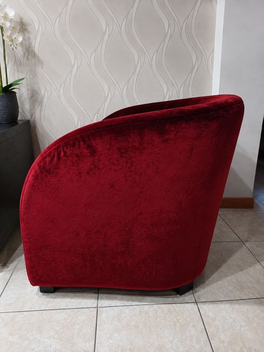 Conjunto de duas Poltronas 
Conjunto de 2 Poltronas em Veludo Vermelho + Almofadas | Excelente Estado