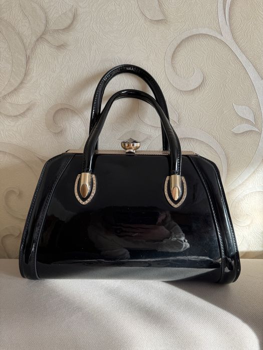 Продам лаковану сумочку