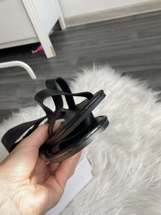 Czarne sandały na płaskiej podeszwie klapki 36