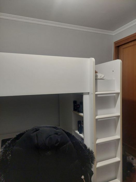 Beliche com guarda vestidos incluído