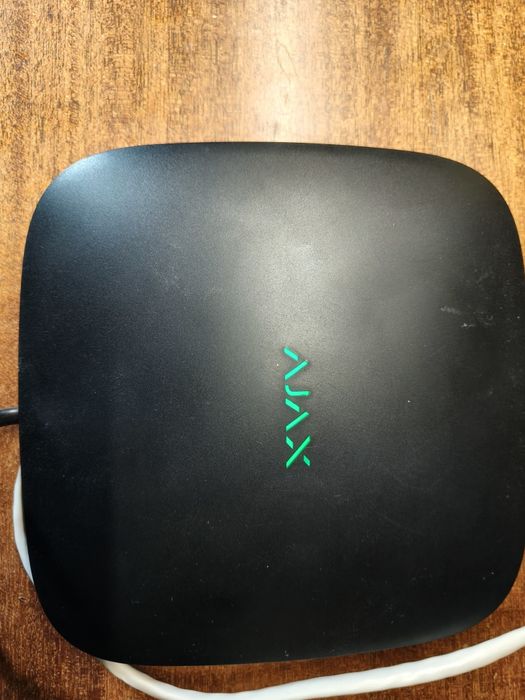 Два Ajax Hub - чорний та білий