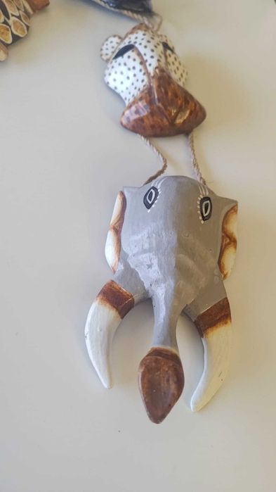 Conjunto de máscaras de animais - peças artesanais de Angola