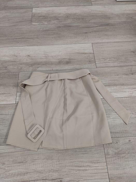 Elegancka spódnica z paskiem