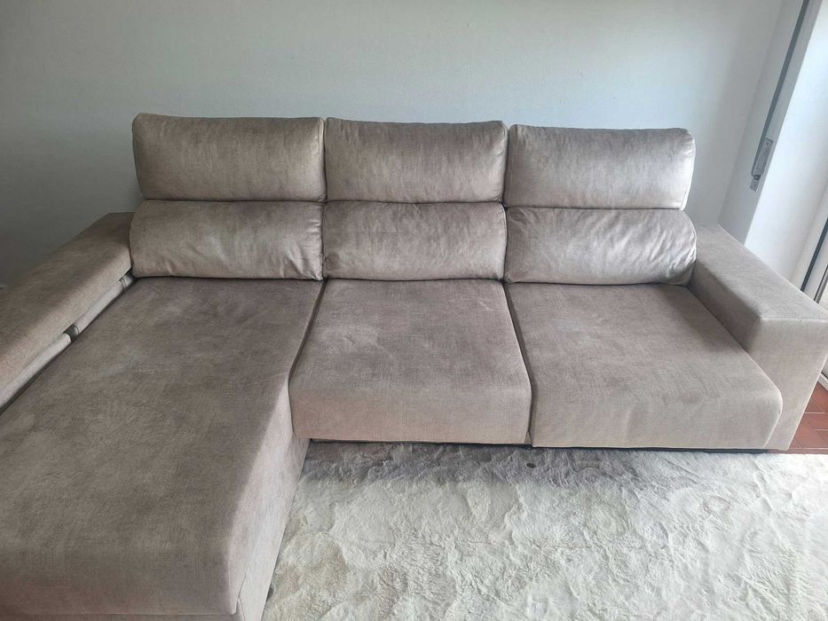 Conjunto Sofá Krypton 260cm Chaise ESQ + 4 Puffs Jakarta Sand - Como Novo