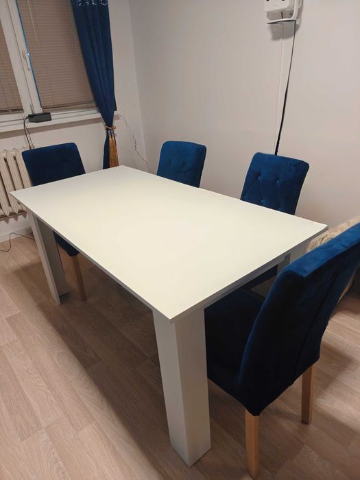 Stół z 4 welurowymi krzesłami - stan bardzo dobry