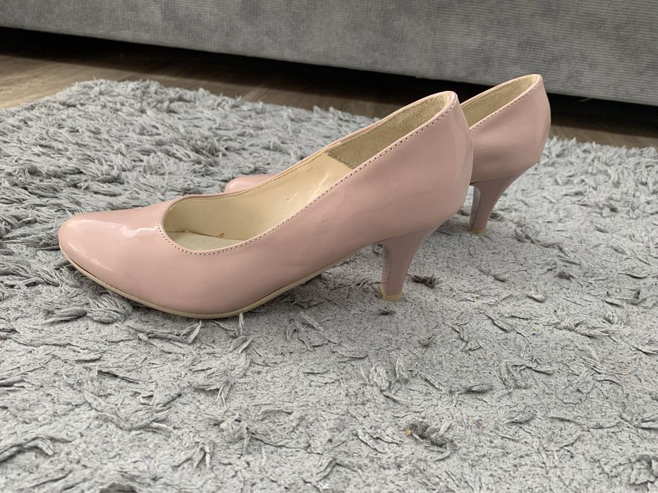 Buty damskie na obcasie 36