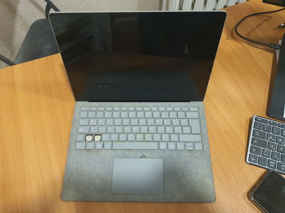 Microsoft surface laptop 2 (на запчастини)