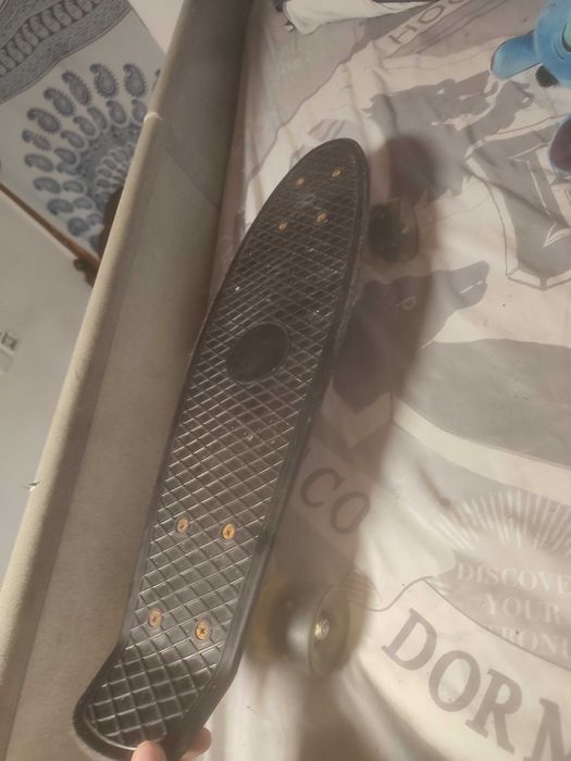 Um skate preto que dá luz514346347901102081
