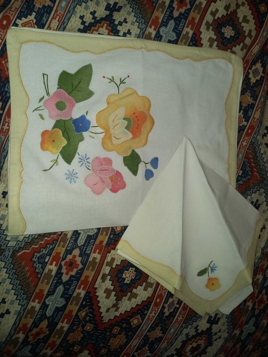 Individuais com guardanapos de tecido, bordados - Local