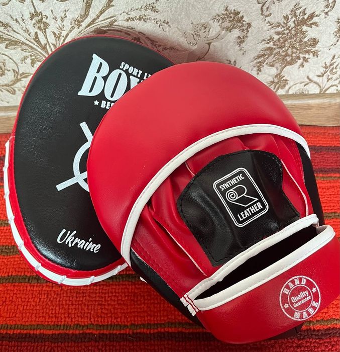 Лапи боксерські гнуті Boxer Чорно-червоні