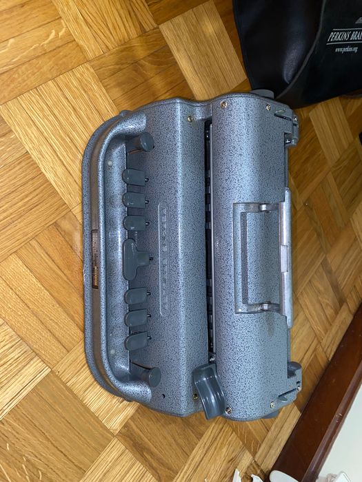 Máquina de Escrever Perkins Brailler – Usada em Excelente Estado