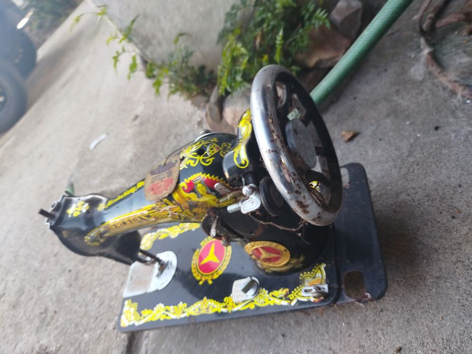 Maquina de costura Mercedes antiga