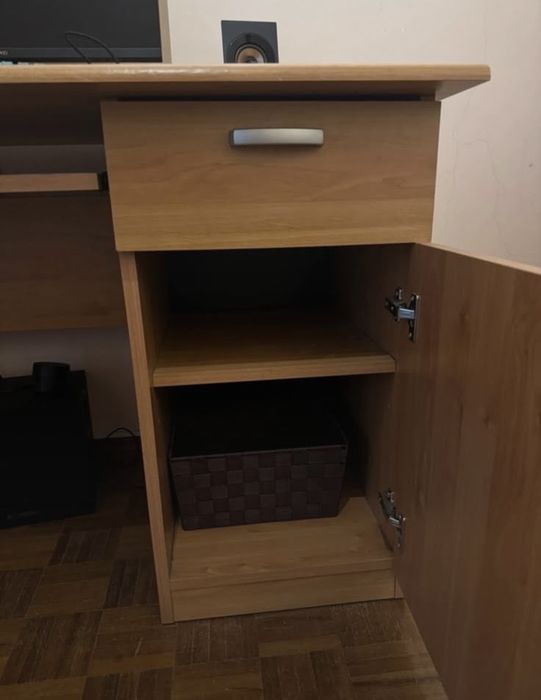 Secretária para computador com arrumação