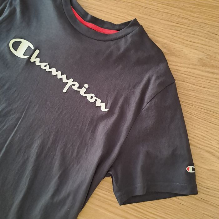 Várias camisolas e T-shirts de marca
