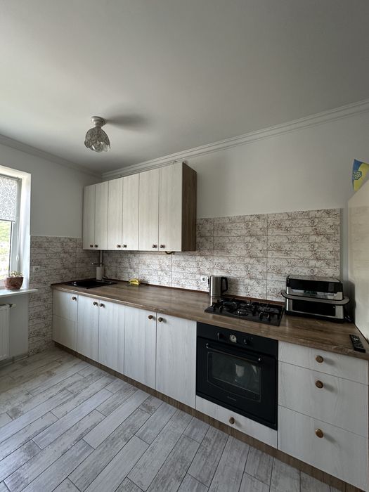 Продаж квартири 130.4 м.кв., вул. Івасюка / Винники