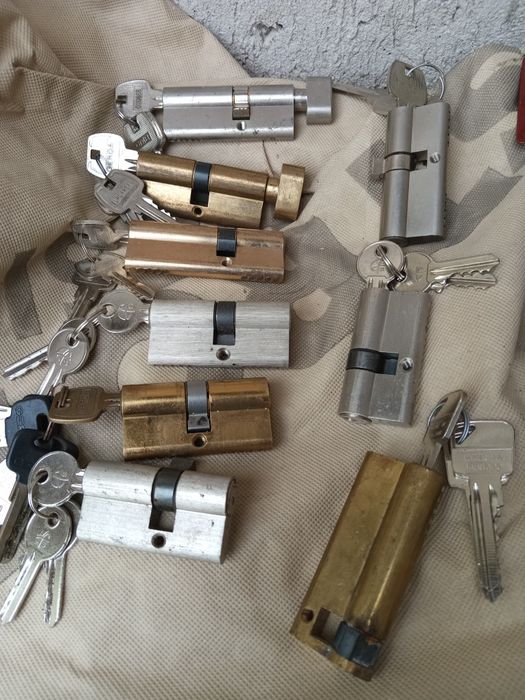 продам дверні ручкі.