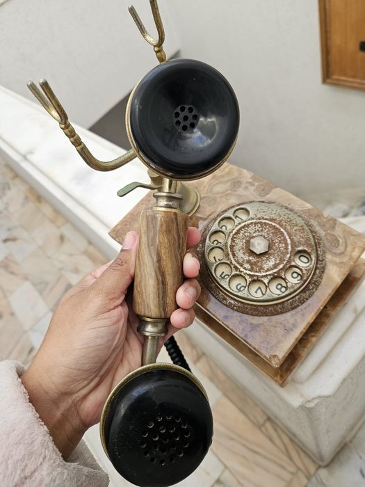 Telefone muito antigo em mármore