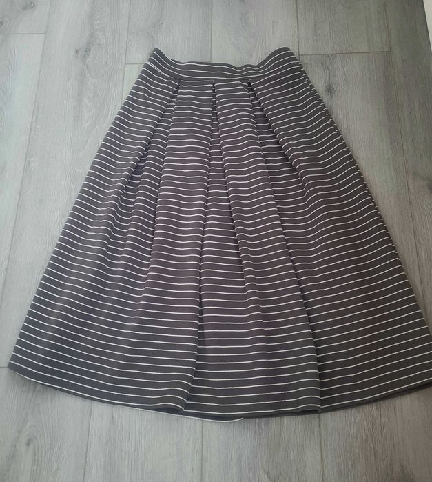 Продам ошатну жіночу спідницю, р.S-M, Miss Selfridge
Miss Selfridge